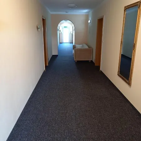Hotel Lallinger Hof 2*